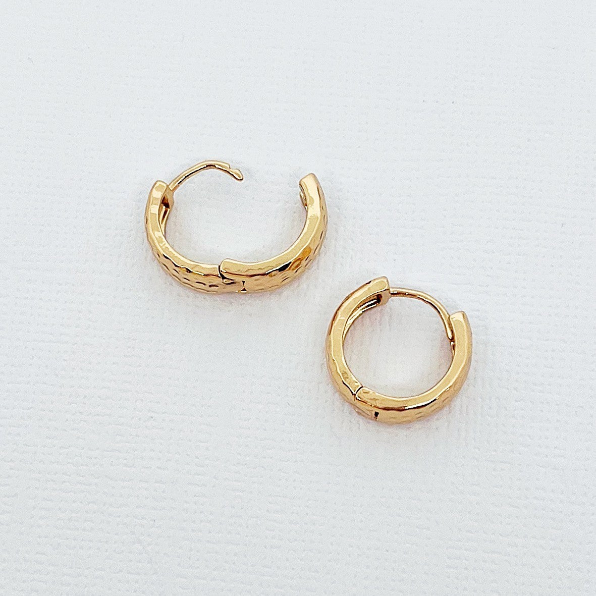 582 | AMANDA HOOP EARRINGS | GOLD