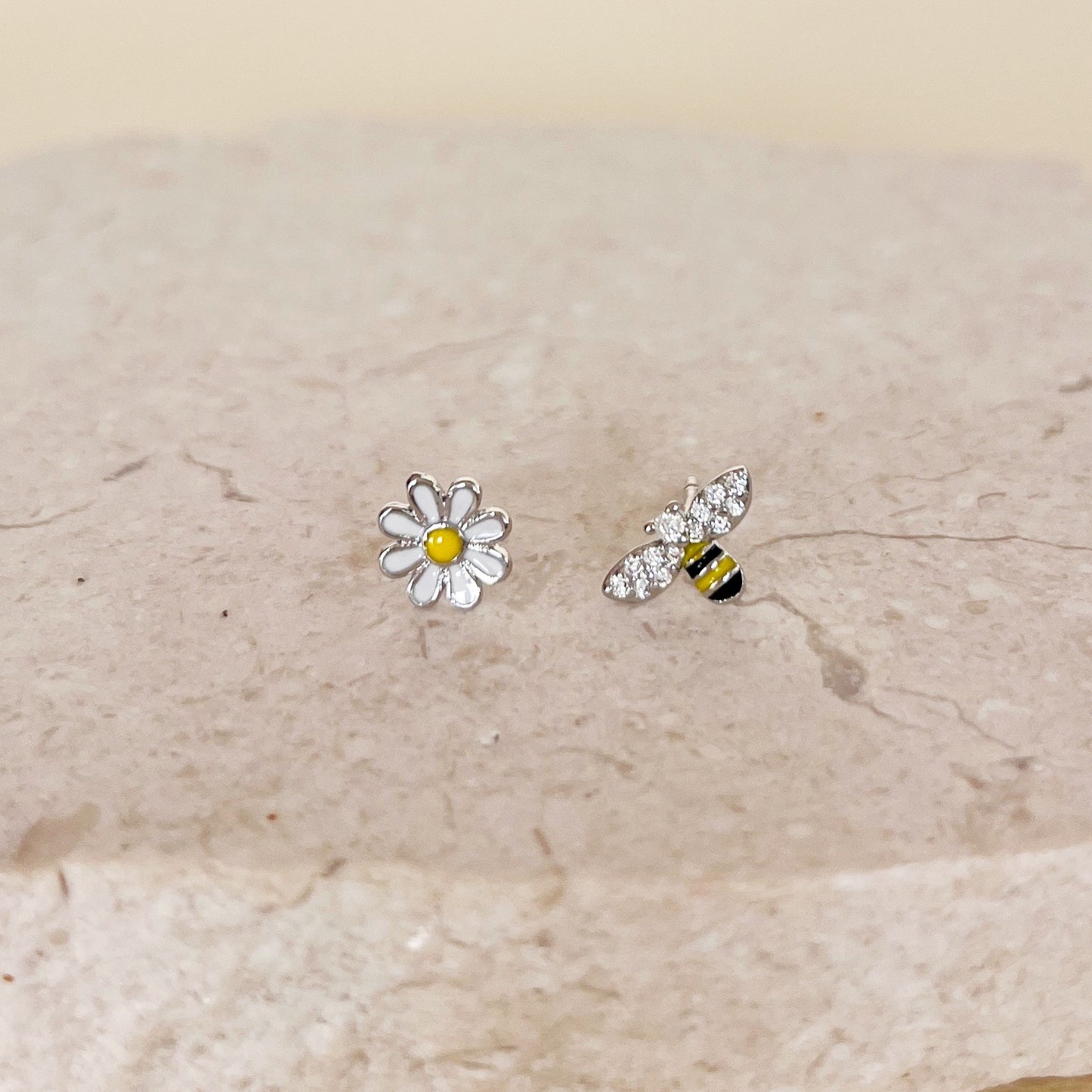 724 | BEE WITH FLOWER | CARTEL KISSES