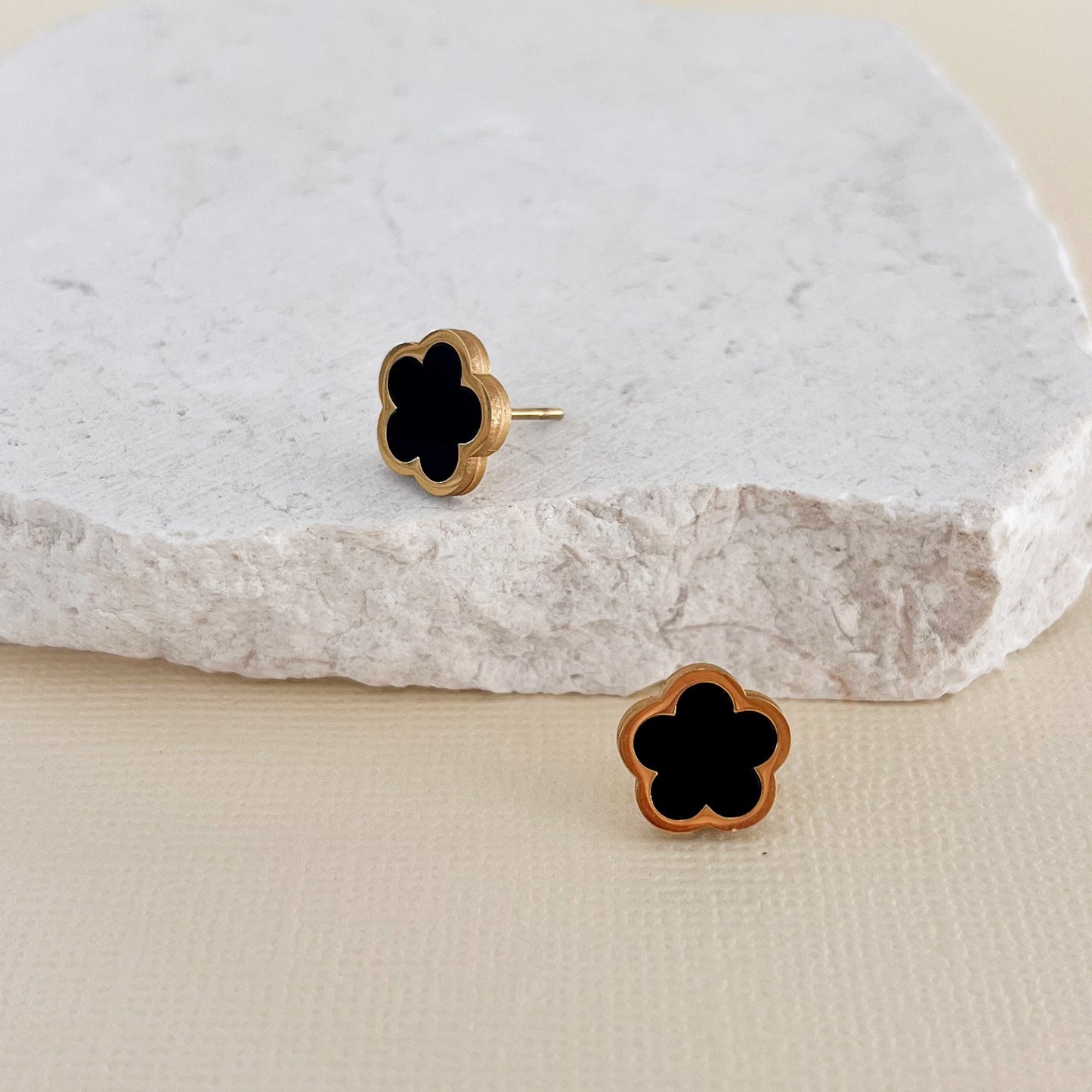 685 | MAISON FLOWER EARRINGS | BLACK