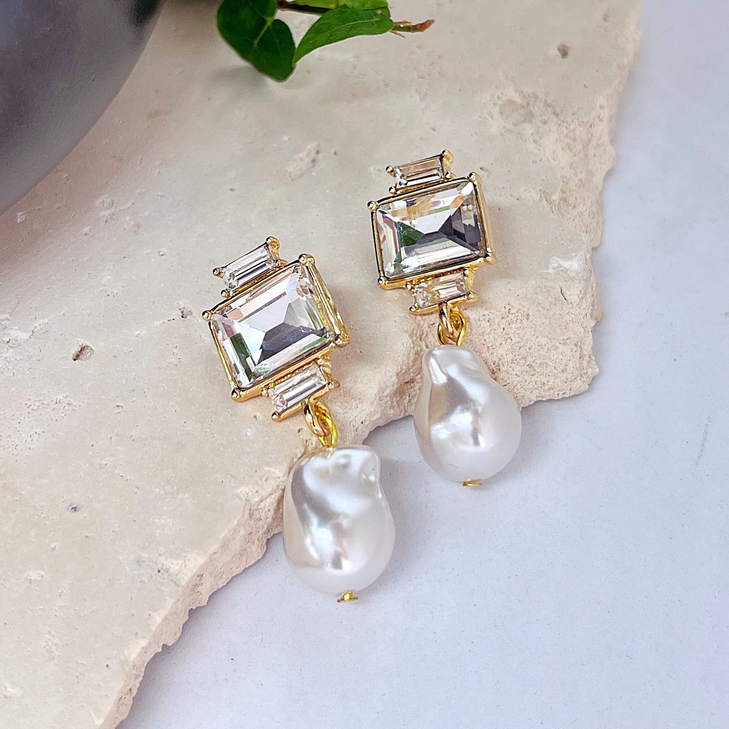 391 |  CARMEN PEARL EARRINGS | DIAMOND WHITE