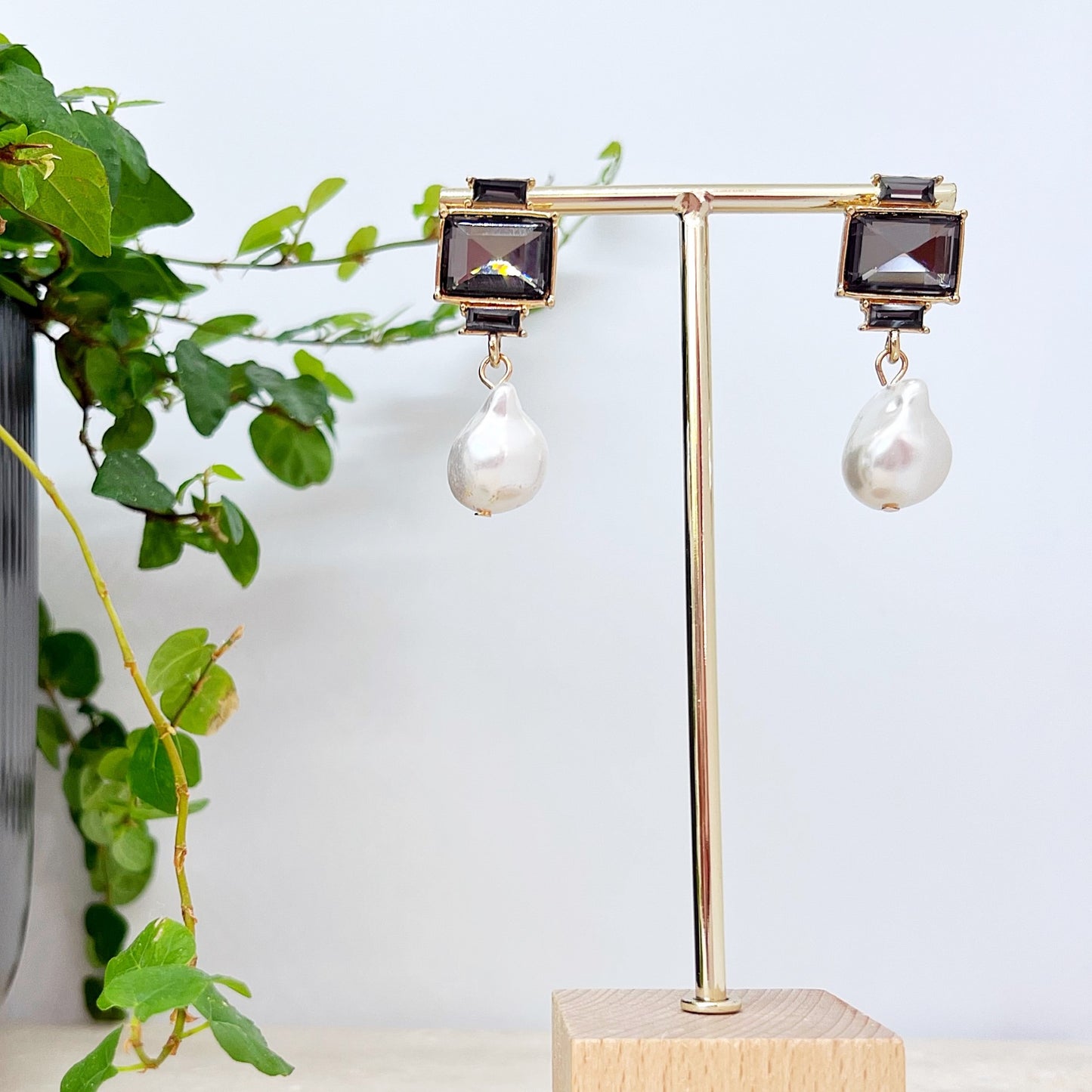 390 | CARMEN PEARL EARRINGS | SMOKE GREY