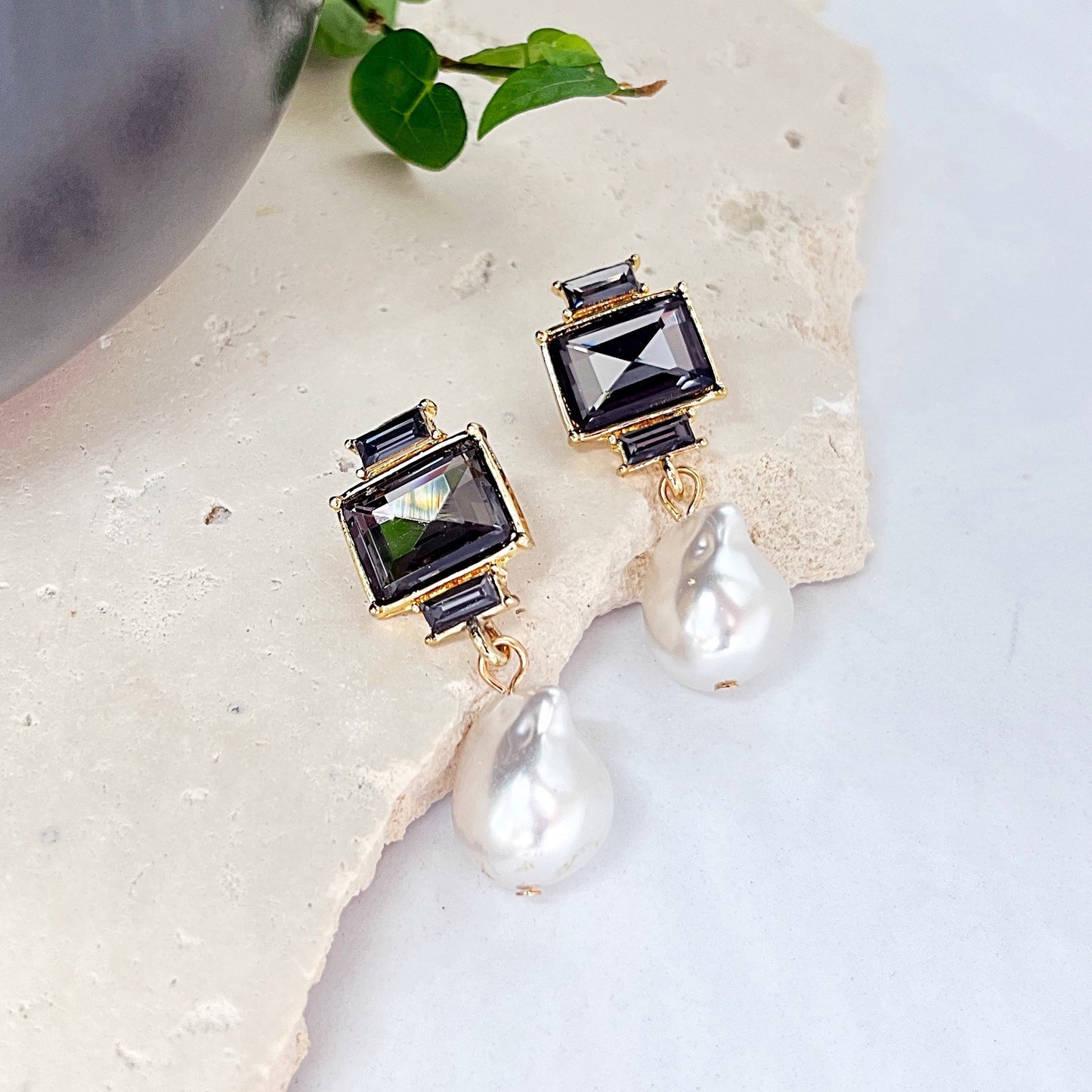 390 | CARMEN PEARL EARRINGS | SMOKE GREY