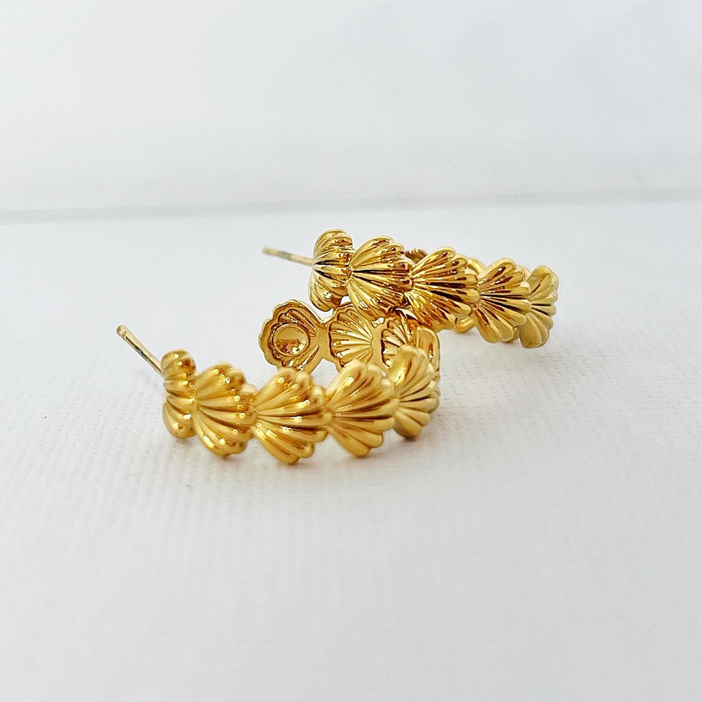 547 | CLAM SHELL EARRINGS | GOLD