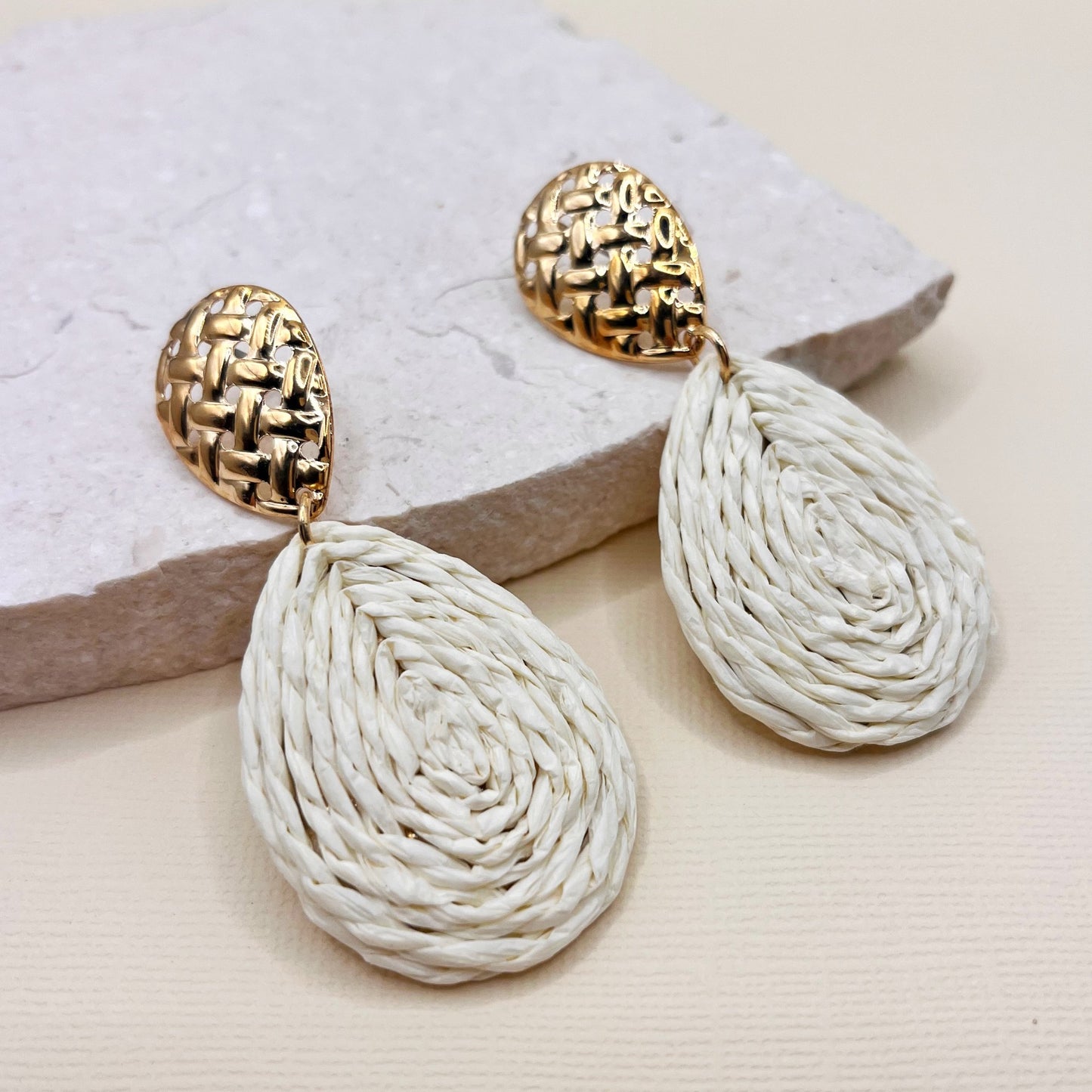 560 | DELTA EARRINGS | WHITE