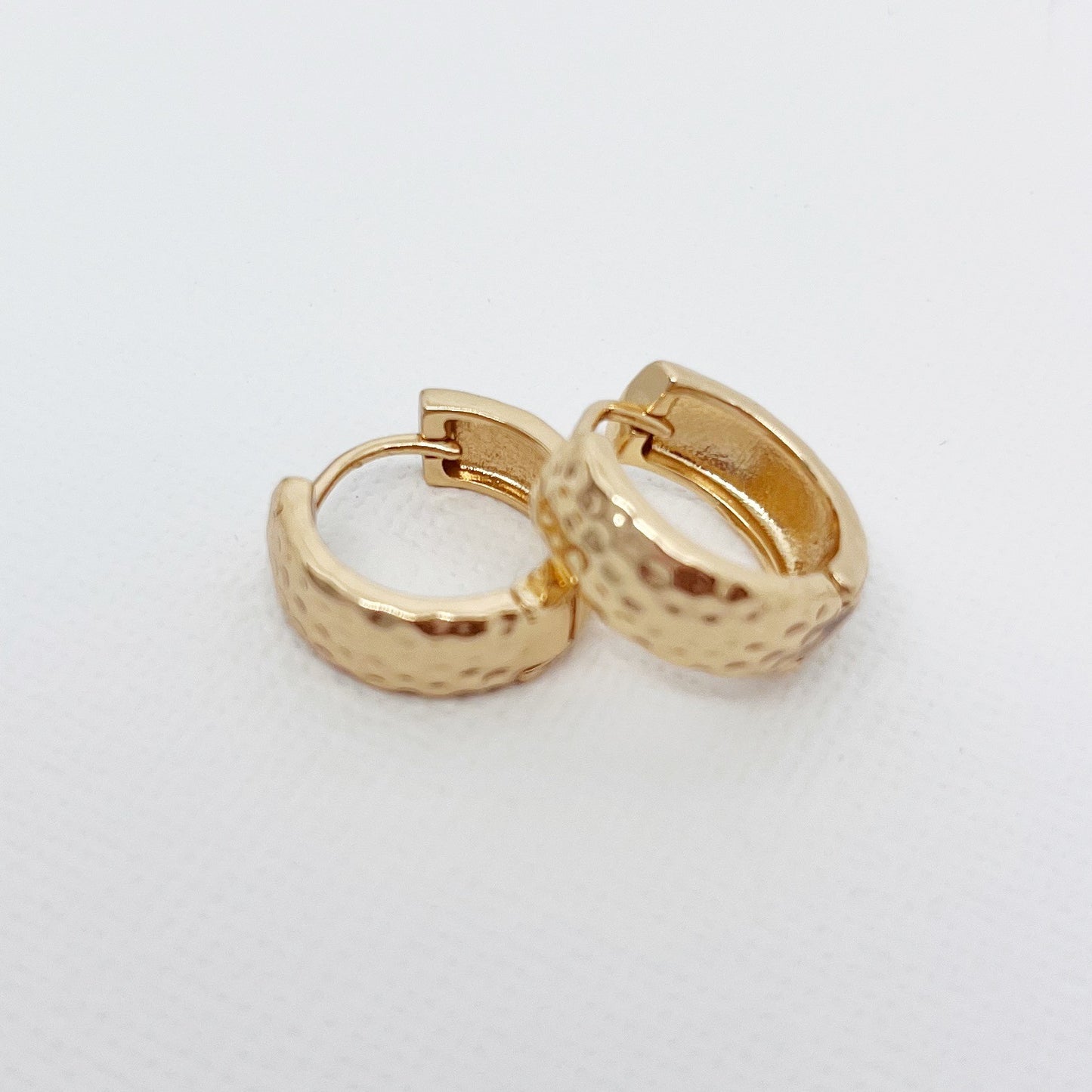 582 | AMANDA HOOP EARRINGS | GOLD