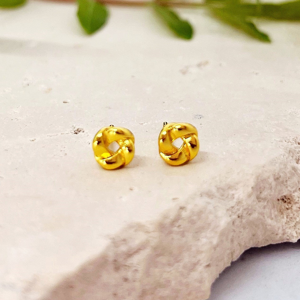 415 | GOLD TWIST STUDS | CARTEL KISSES