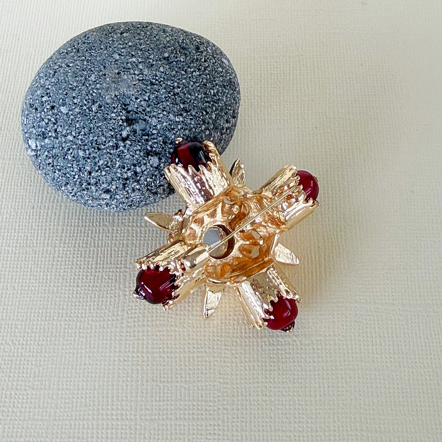 811 | HUBERT BROOCH | RUBY RED
