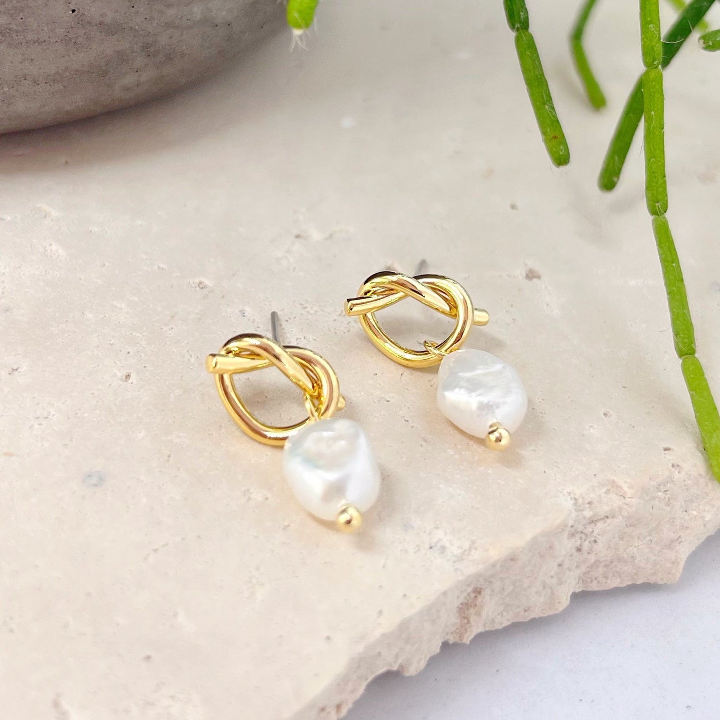 441 |  LOVE KNOT FRESHWATER PEARL EARRINGS