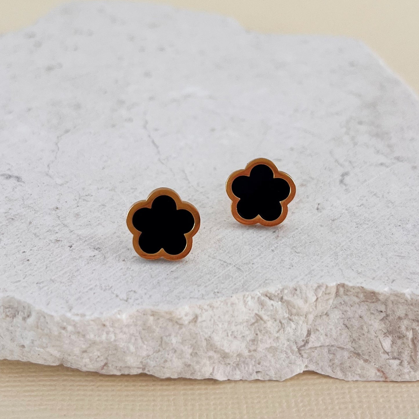 685 | MAISON FLOWER EARRINGS | BLACK