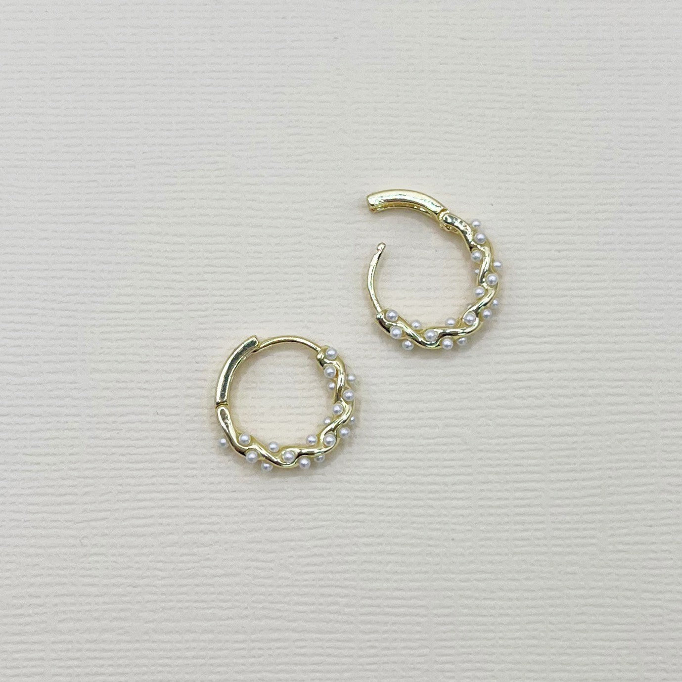 657 | MINNIE HOOP EARRINGS | GOLD