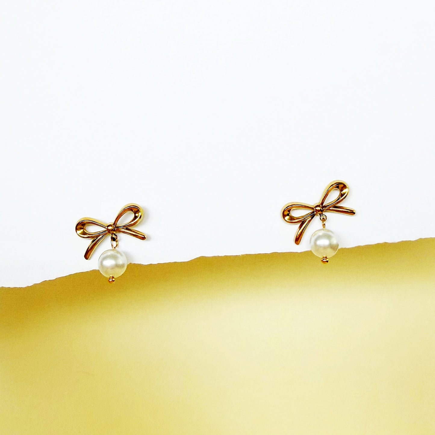 820 | MINNIE BOW PEARL EARRINGS | GOLD