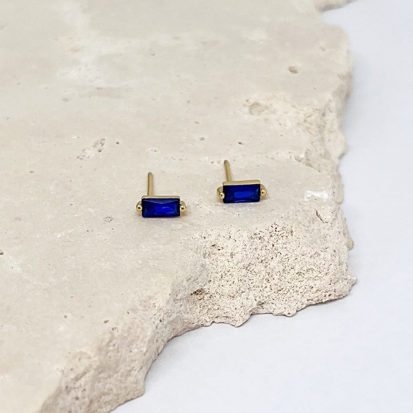419 | SAPPHIRE STUDS | GOLD