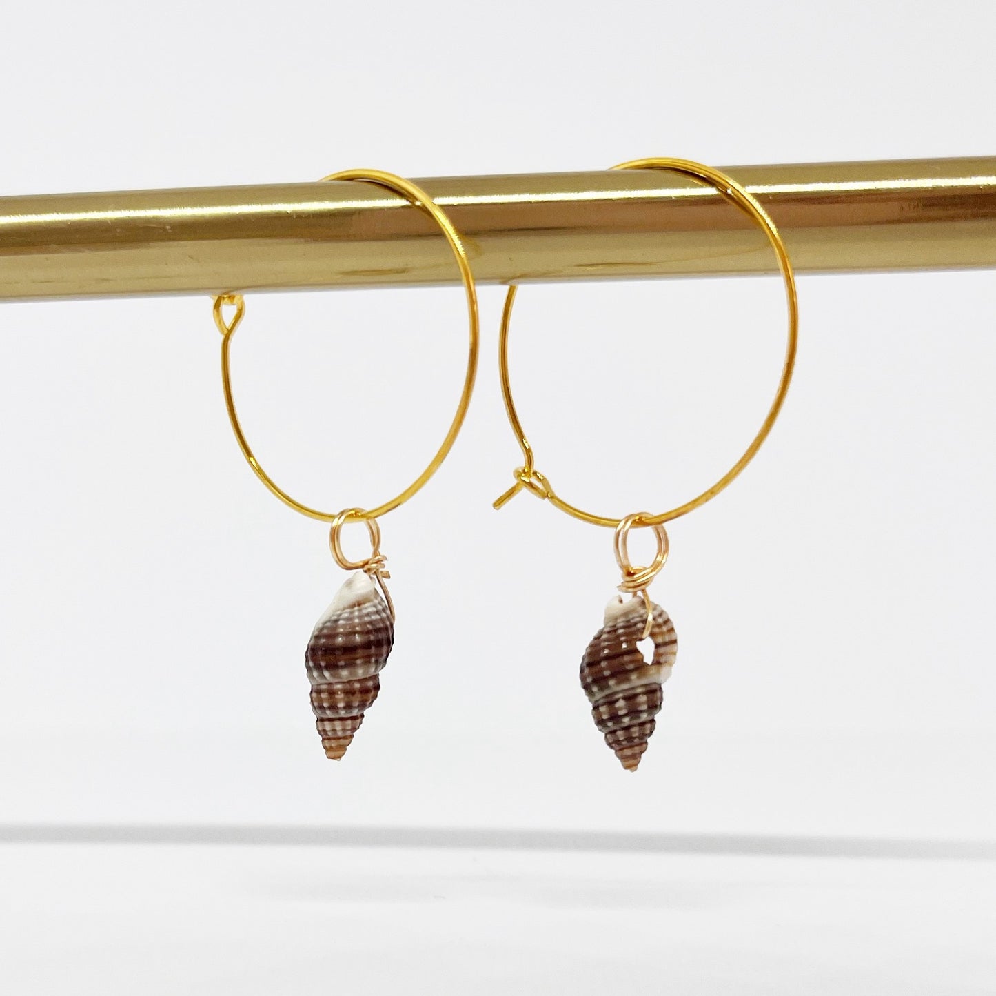 515 | SEASHELL HOOP EARRINGS