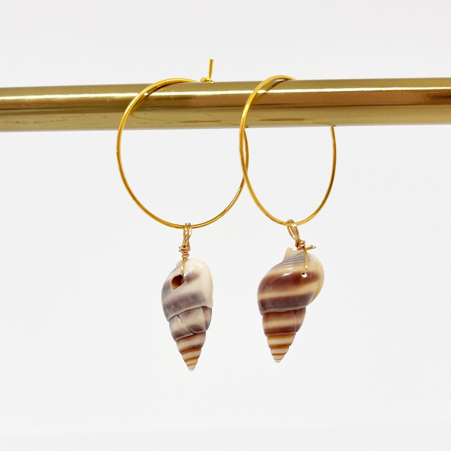 515 | SEASHELL HOOP EARRINGS