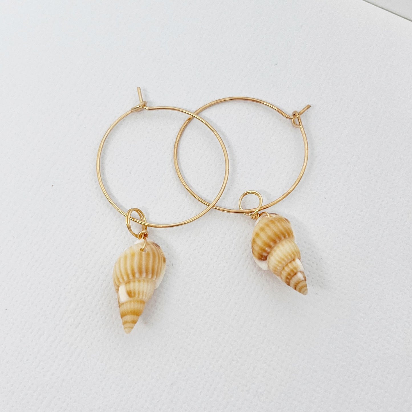 515 | SEASHELL HOOP EARRINGS