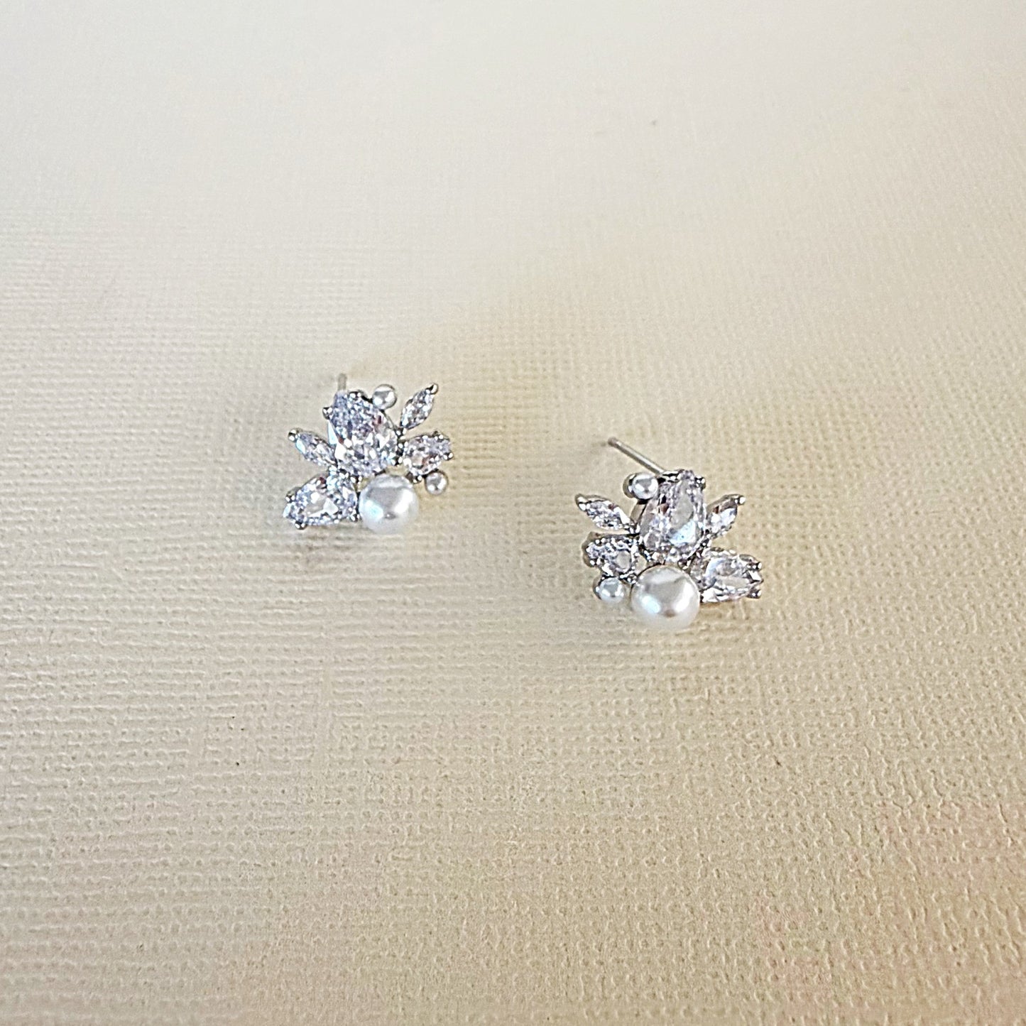 825 | TWILA EARRINGS | PEARL SILVER