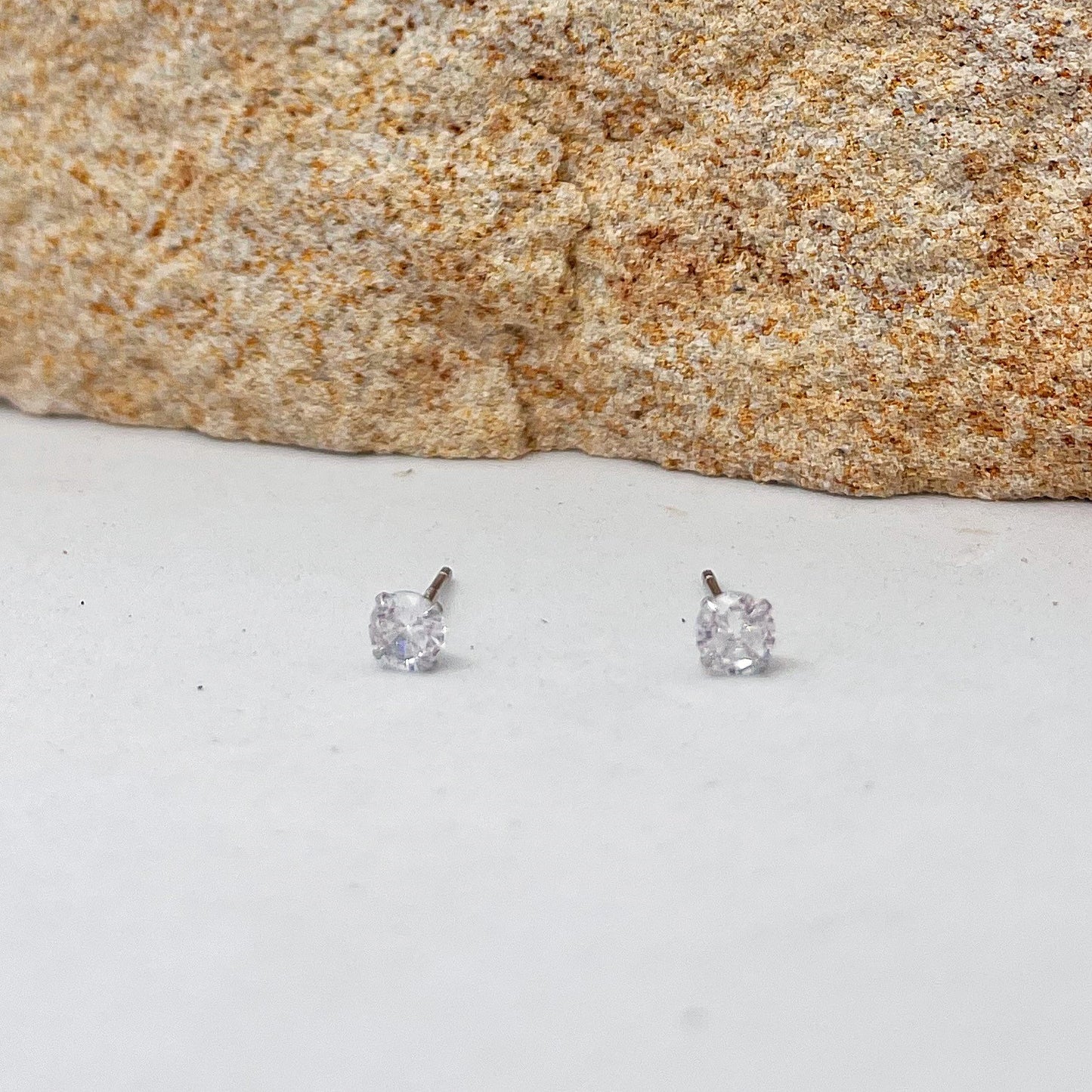 211 | LUCIA STUDS | 4mm