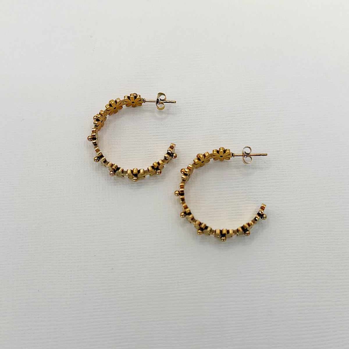 873 | DAISY HOOP EARRINGS  | GOLD