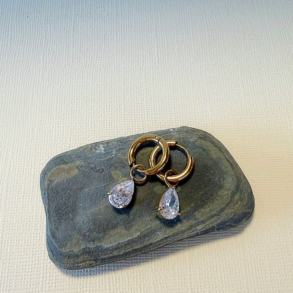 880 | ANNE PEAR-CUT ZIRCON EARRINGS | GOLD