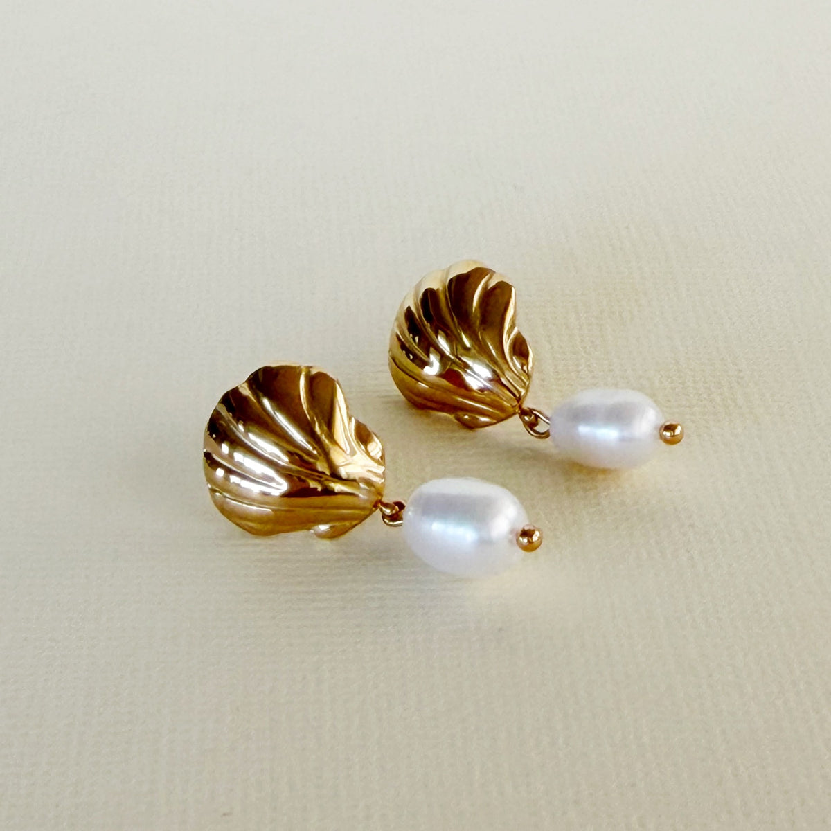 877 |  AURELIA PEARL EARRINGS | GOLD
