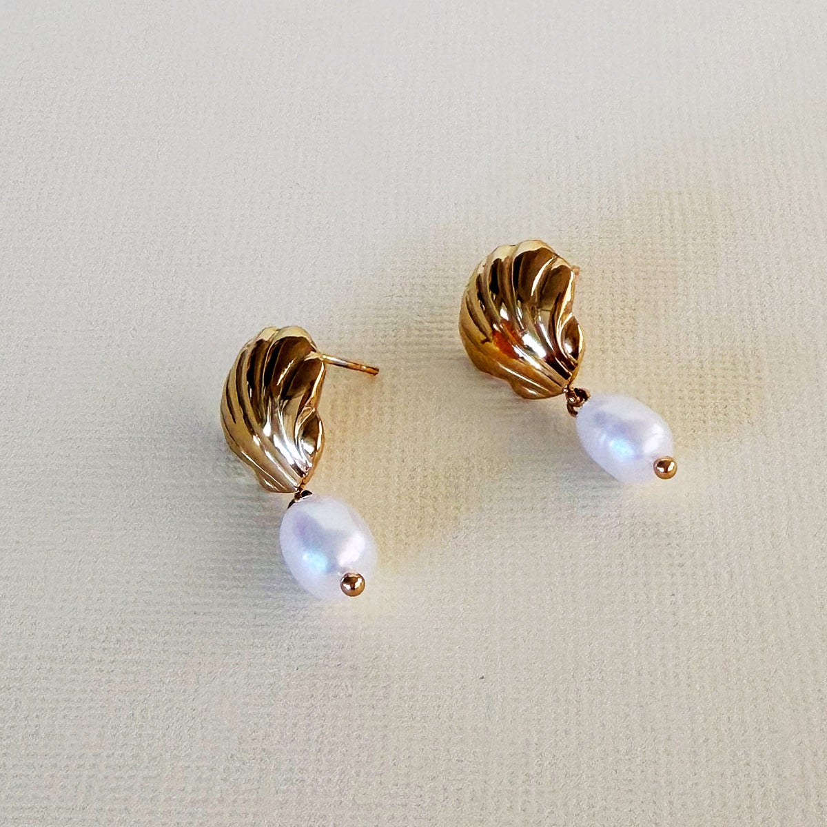 877 |  AURELIA PEARL EARRINGS | GOLD