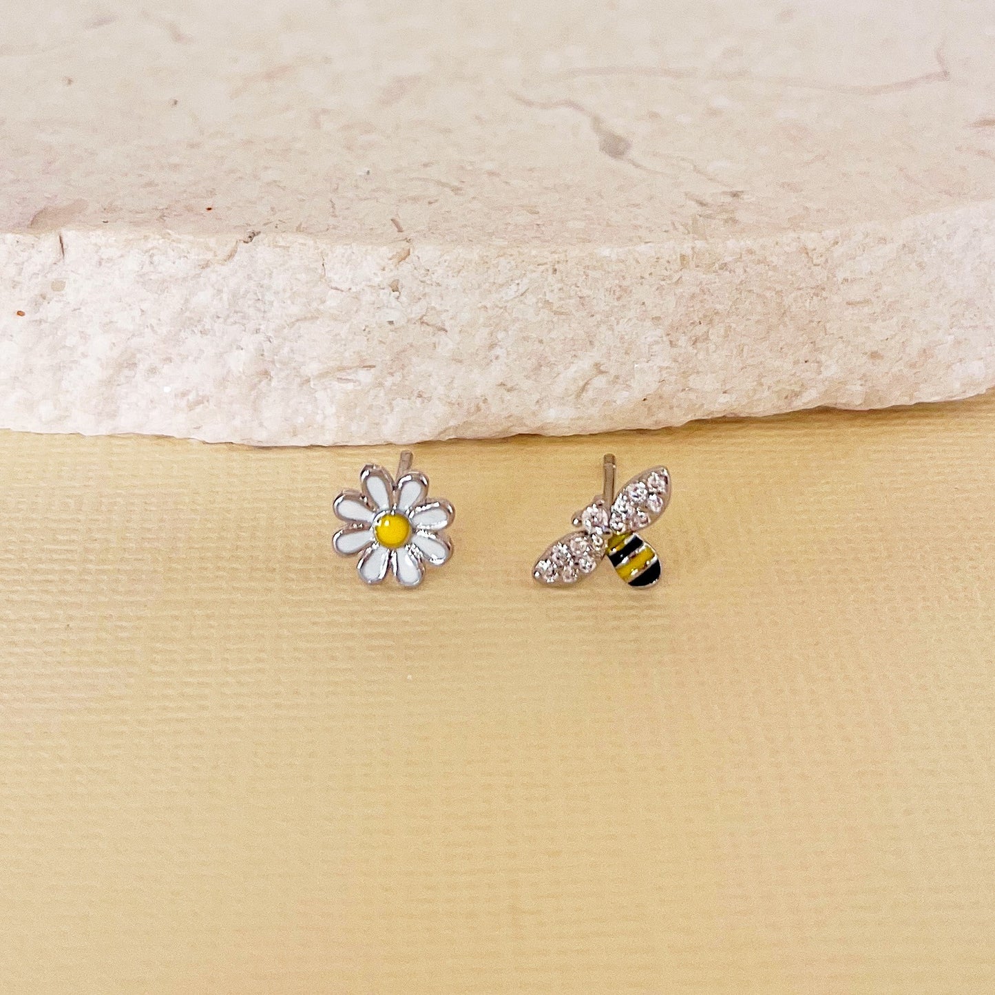 724 | BEE WITH FLOWER | CARTEL KISSES