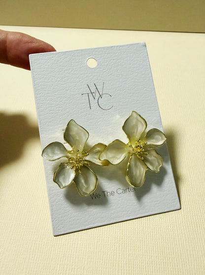 846 | CLAIRE FLOWER EARRINGS | PEARL WHITE