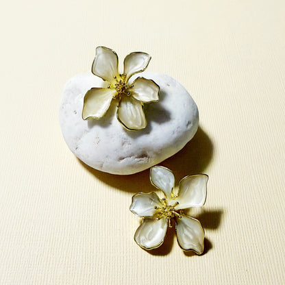 846 | CLAIRE FLOWER EARRINGS | PEARL WHITE