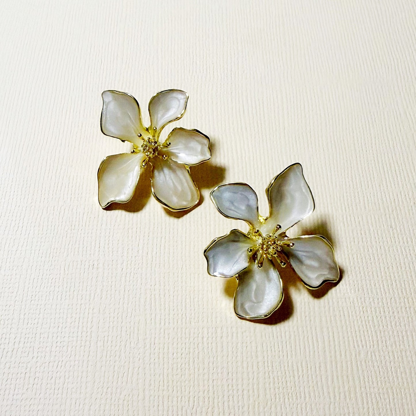 846 | CLAIRE FLOWER EARRINGS | PEARL WHITE