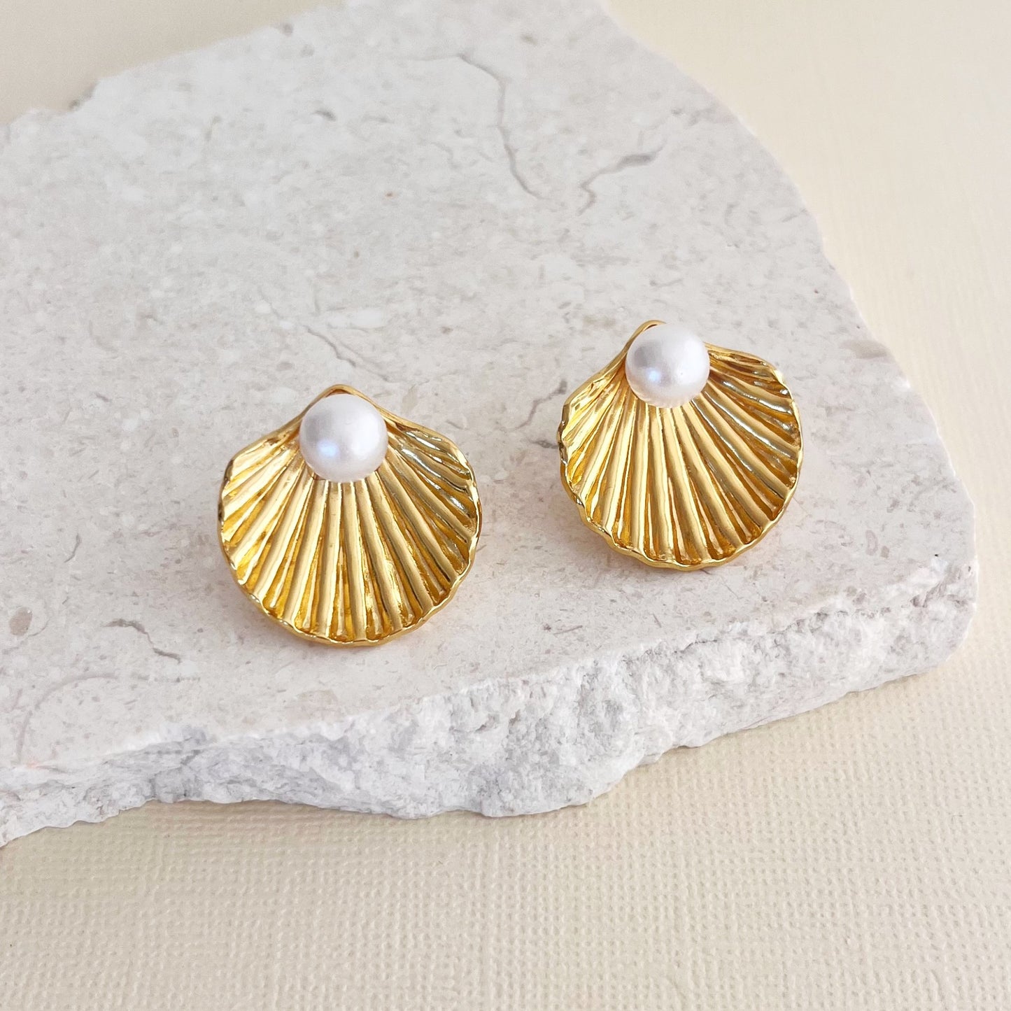 691 | CLAM PEARL EARRINGS  | GOLD