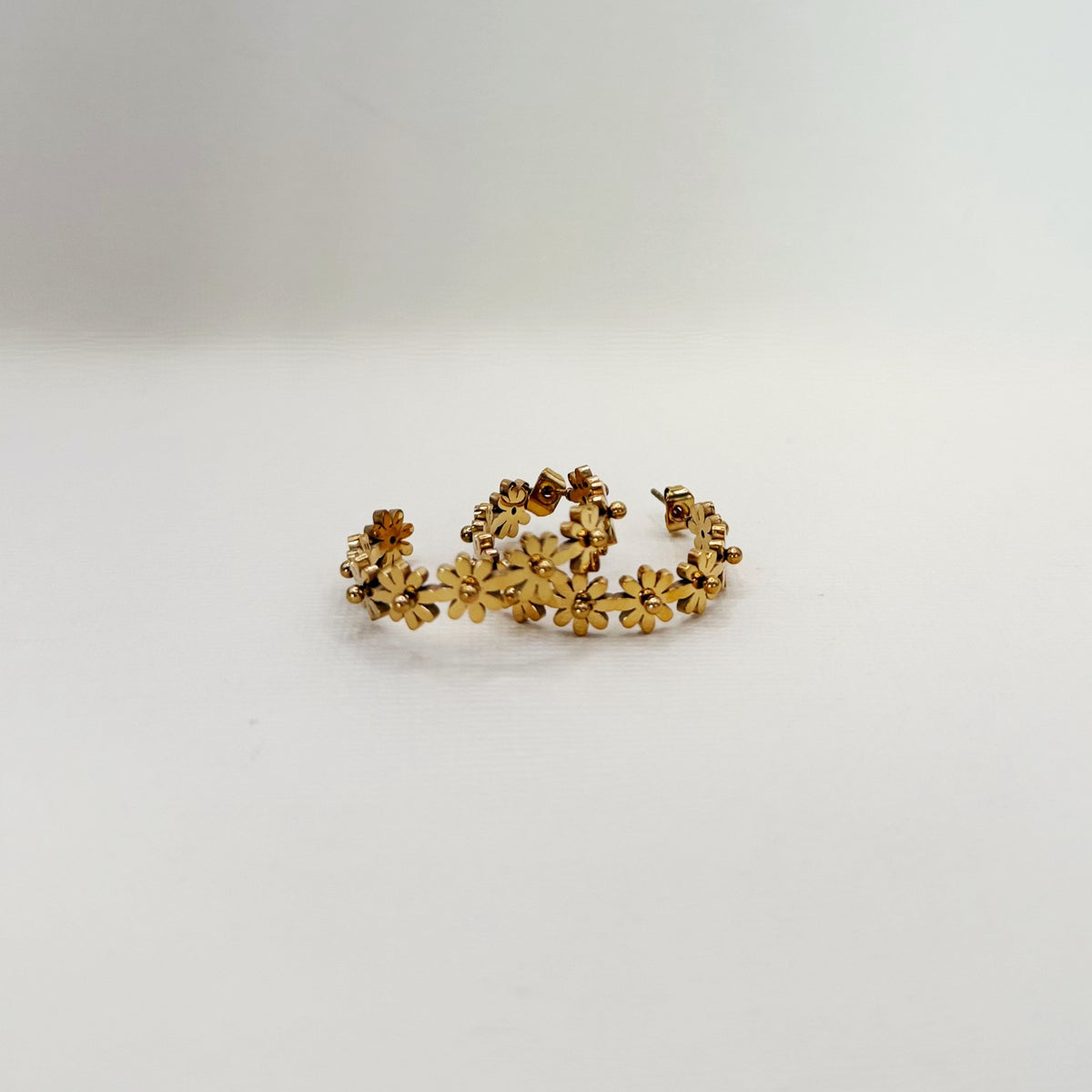 873 | DAISY HOOP EARRINGS  | GOLD