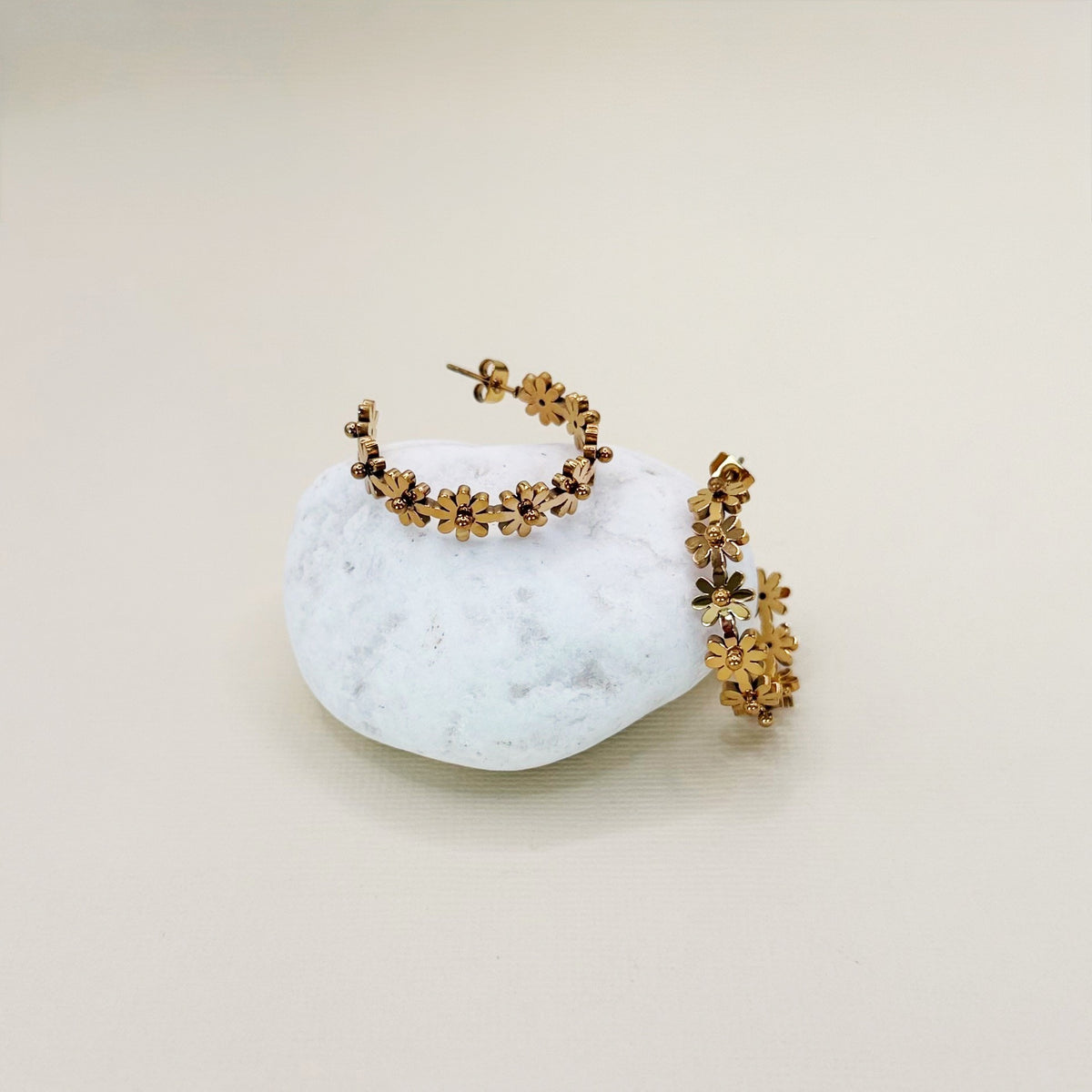 873 | DAISY HOOP EARRINGS  | GOLD