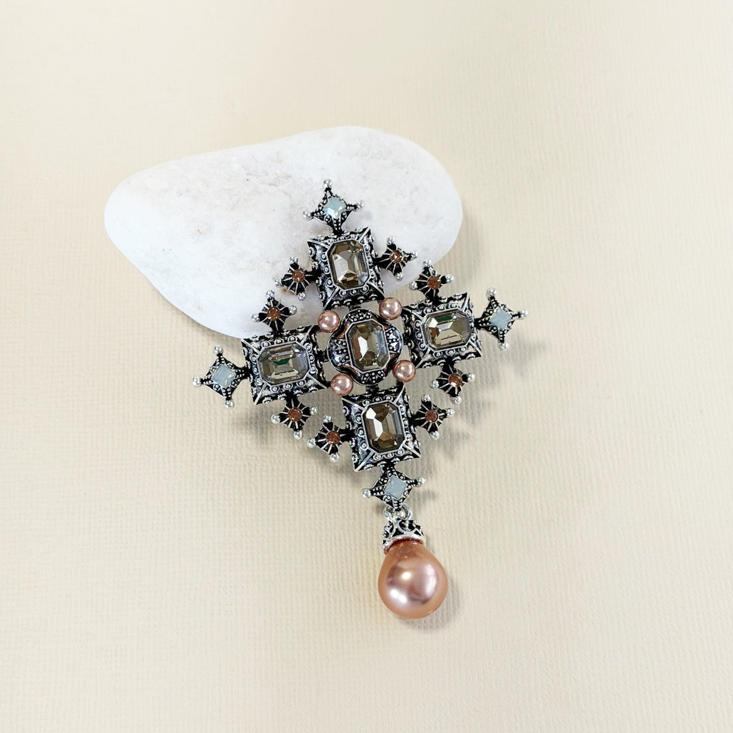 815 |  DAPHNE EMBELLISHED BROOCH |SILVER