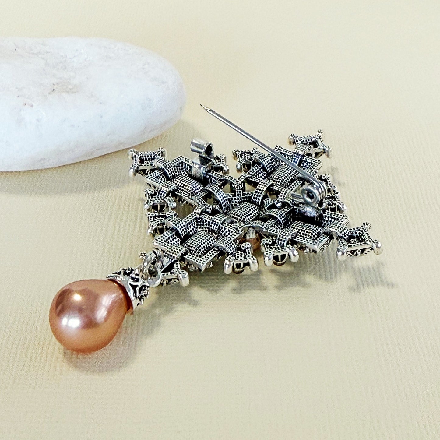 815 |  DAPHNE EMBELLISHED BROOCH |SILVER