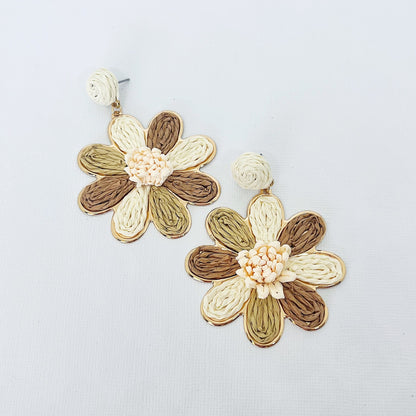 559 | FLOWER EARRINGS | NATURAL WHITE