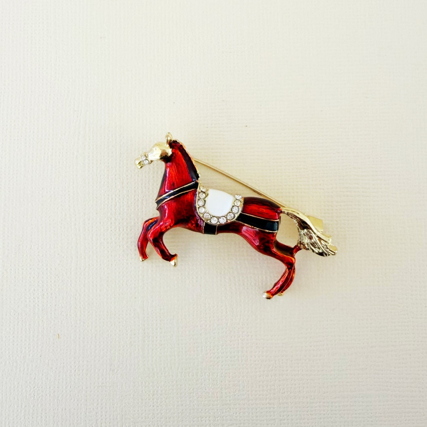 850 | THE HORSE BROOCH | RED