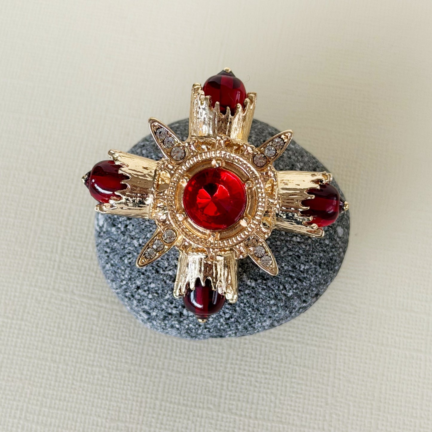 811 | HUBERT BROOCH | RUBY RED