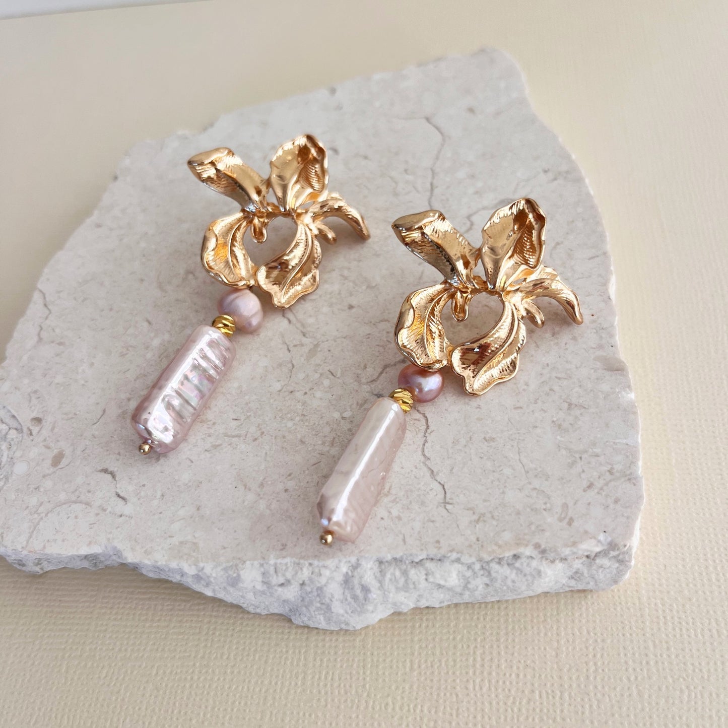 692 | IRIS FLOWER WITH BAROQUE PEARL EARRINGS