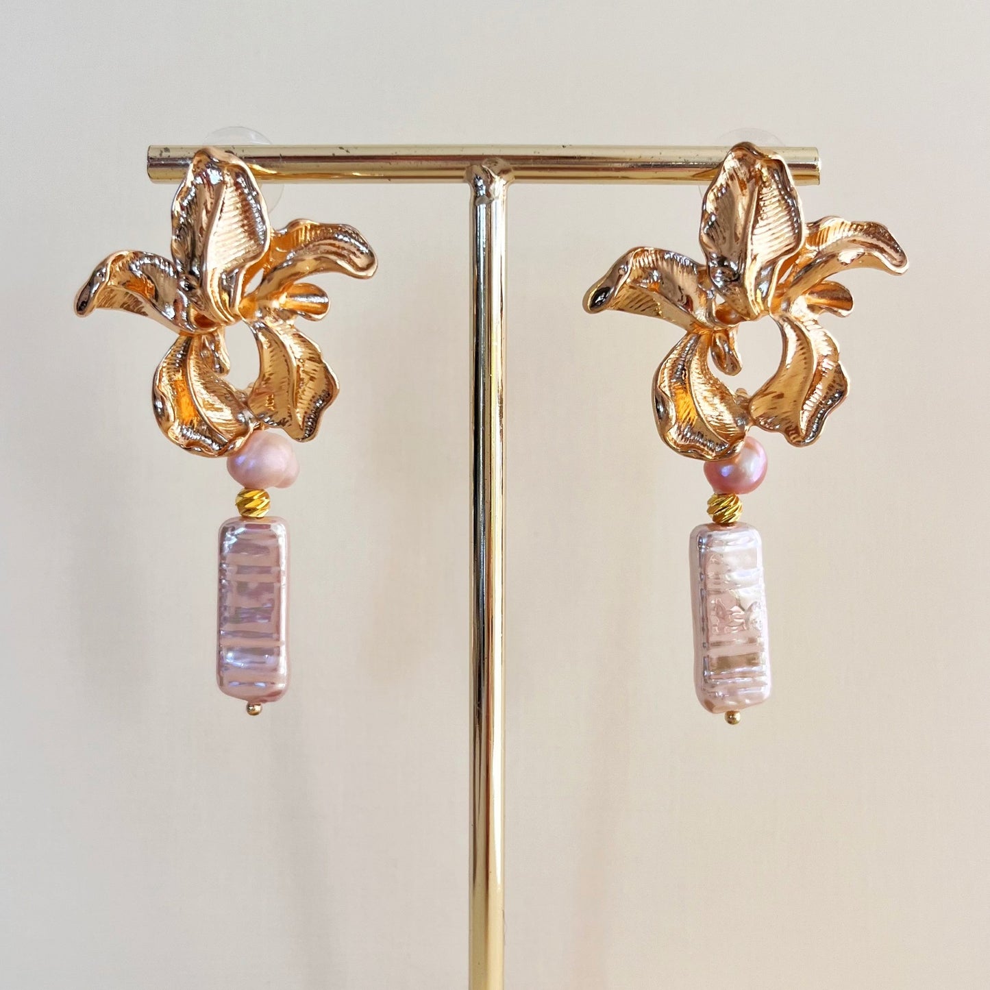 692 | IRIS FLOWER WITH BAROQUE PEARL EARRINGS