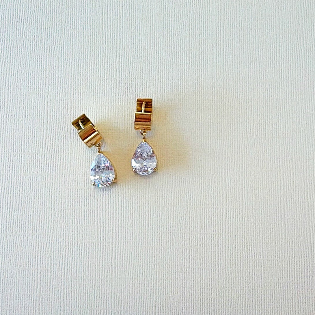 881 | JACQUELINE PEAR-CUT EARRINGS | GOLD