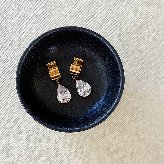 881 | JACQUELINE PEAR-CUT EARRINGS | GOLD