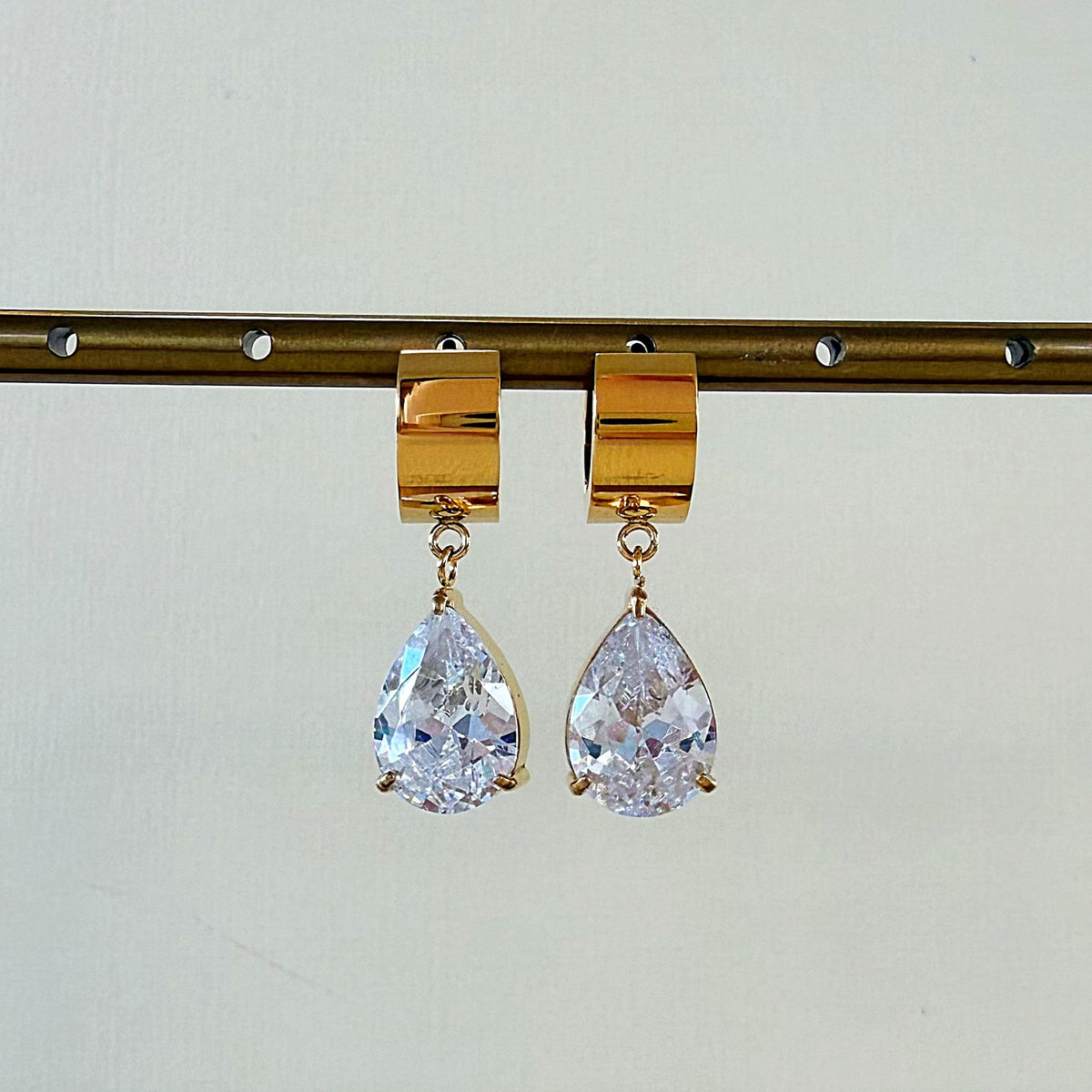 881 | JACQUELINE PEAR-CUT EARRINGS | GOLD