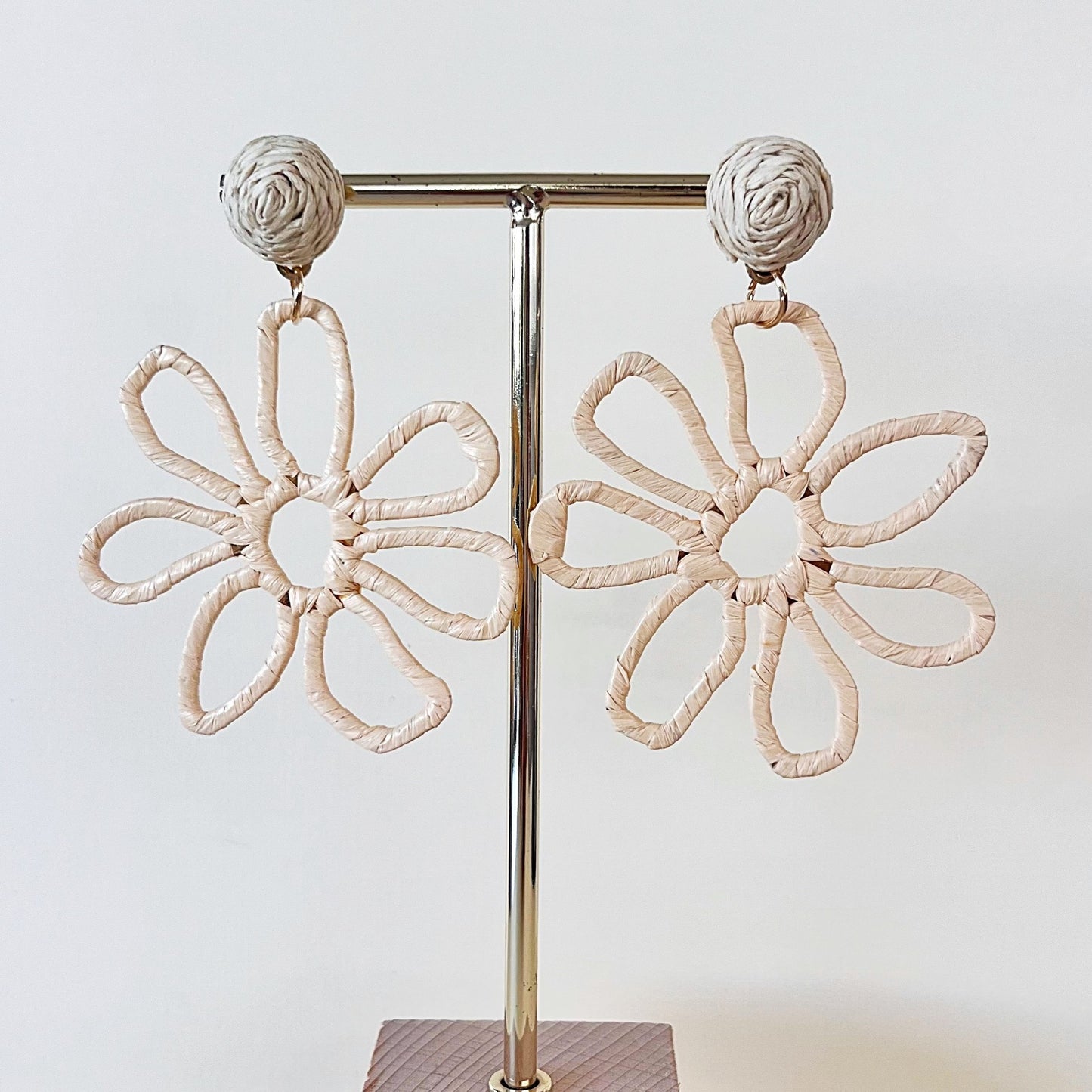 740 | LUCY FLOWER EARRINGS | NATURAL