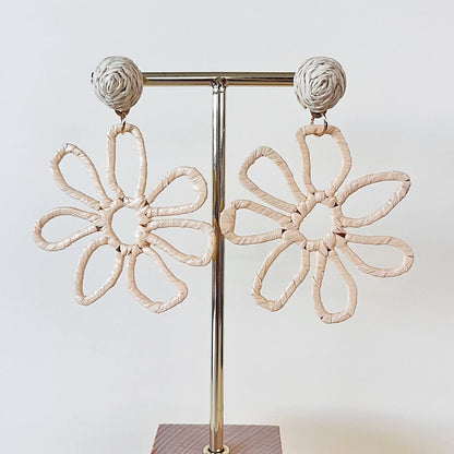 740 | LUCY FLOWER EARRINGS | NATURAL