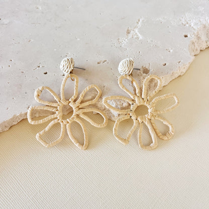 740 | LUCY FLOWER EARRINGS | NATURAL