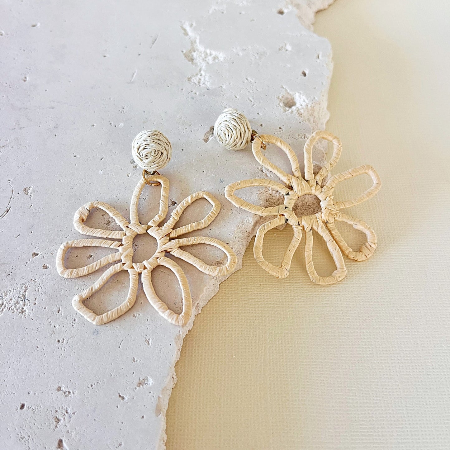 740 | LUCY FLOWER EARRINGS | NATURAL