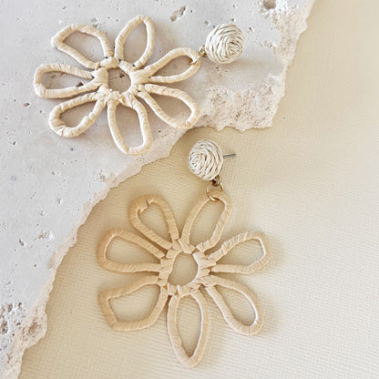740 | LUCY FLOWER EARRINGS | NATURAL