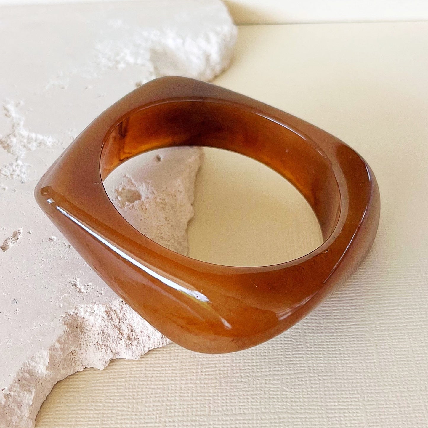 784 | MILLIE RESIN BANGLE | BUFF BROWN