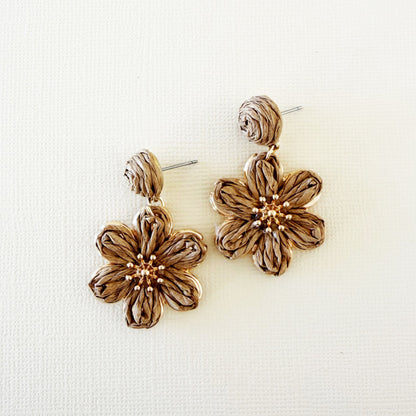 860 | NELLIE FLOWER EARRINGS | TAN