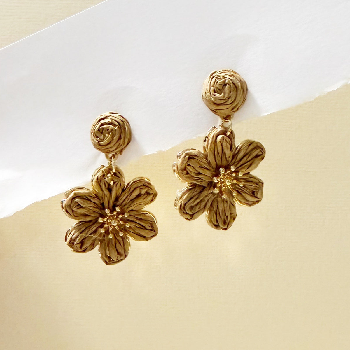 860 | NELLIE FLOWER EARRINGS | TAN